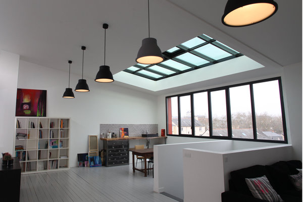 La surélévation abrite le bureau de l’architecte Claire Dupriez, mais aussi un espace salon télé, un coin jeu et un atelier peinture. Les baies vitrées en façade et toiture inondent le lieu de lumière. L’espace intègre l’escalier existant des combles, et conserve le plancher d’origine en sapin.