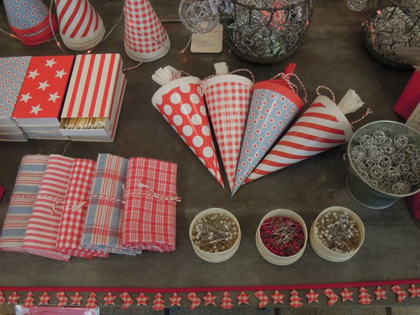 Des cornets surprises, des tissus, des boutons, des rubans....