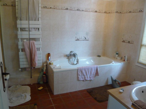 Avant : une configuration dépassée, une baignoire qui vampirise la pièce, de l’espace perdu, des matériaux démodés… Une salle de bains inadaptée à plusieurs utilisateurs.