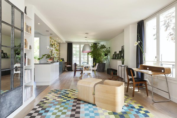 Après : un espace libéré de toutes contraintes : Un coin détente pour les enfants, un mobilier pour dessiner, un bureau pour parents et de la lumière pour tous. C’est le bonheur !