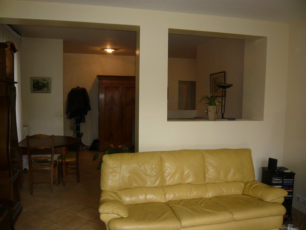 Avant : un espace repas situé trop loin  de la lumière naturelle. Un mobilier rustique et triste, mal disposé. Tout est à refaire…