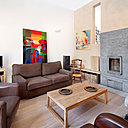 Un poêle de masse a été installé dans le salon. Une pierre emmagasine la chaleur et restitue les calories progressivement  durant 24 heures.