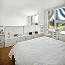 L’une des deux chambres sur mezzanine est ouverte. Une passerelle permet d’accéder à la mezzanine et à cette chambre au sol recouvert de sisal.