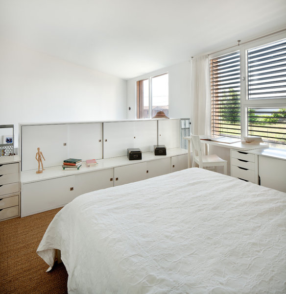 L’une des deux chambres sur mezzanine est ouverte. Une passerelle permet d’accéder à la mezzanine et à cette chambre au sol recouvert de sisal.