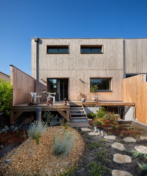 A l’extérieur, bardage en douglas et terrasse en pin rainuré antidérapant (traité classe 4 pour l’extérieur). Le jardin a été dessiné par un paysagiste.