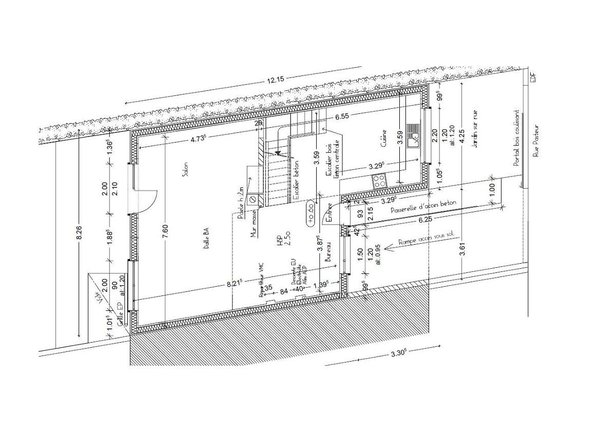 Plan Étage. L’une des deux chambres sur mezzanine est ouverte. L’escalier en béton permet l’accès à l’étage supérieur et à la bibliothèque.