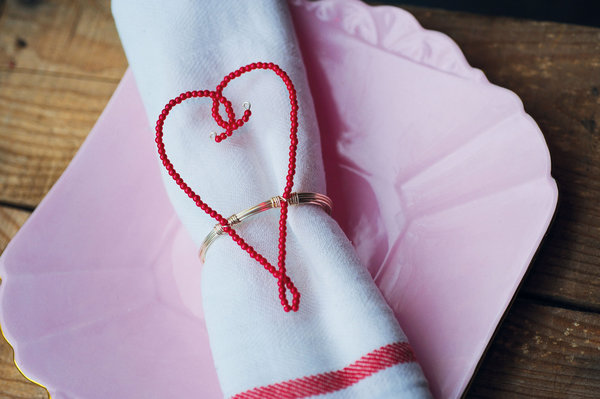 Un cœur en perles pour entourer sa serviette de table!