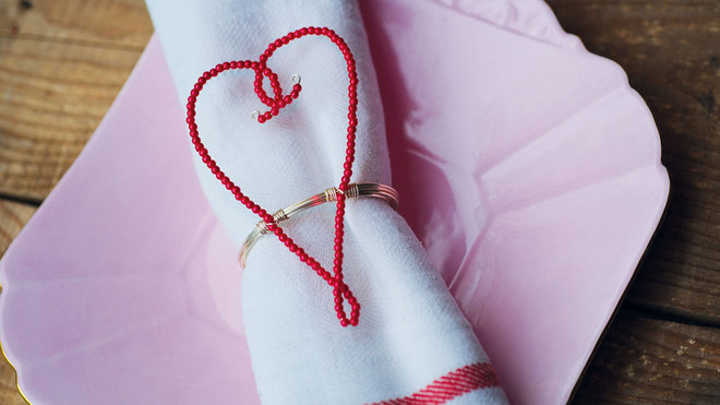 Un cœur en perles pour entourer sa serviette de table!