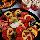 Selon les variétés, les saveurs et textures diffèrent grandement comme dans ce carpaccio de tomates multicolores.