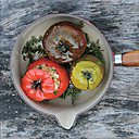 Originales les tomates farcies au quinoa et à la mozzarella.