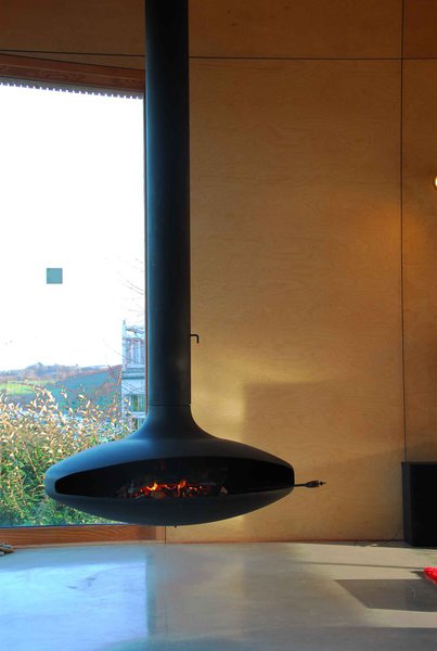 Une cheminée suspendue et aérienne a été choisie pour sa forme légère.