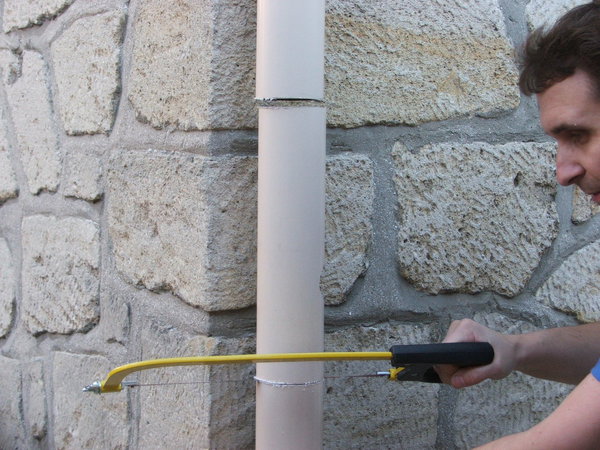 Etape 7 : Couper le tube aux endroits tracés, en commençant par le trait de coupe du haut.