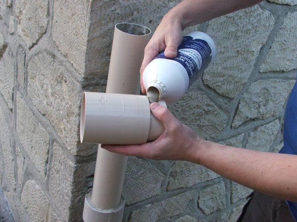 Etape 9 : Graisser au savon noir le manchon d’emboîtement qui sera positionné sur la partie inférieure du tube de descente.