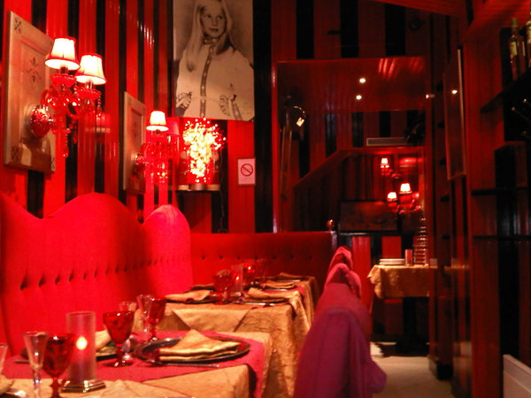 Gastronomie slave dans la rue la plus russe de Paris où l'on croise Popes et fidèles orthodoxes.