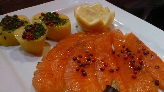 Très bel assortiment de poissons fumés et marinés: saumon, anguille...