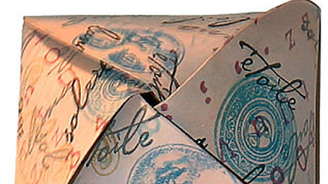 Un origami boite en forme de pyramide. Un origami boite en forme de pyramide.