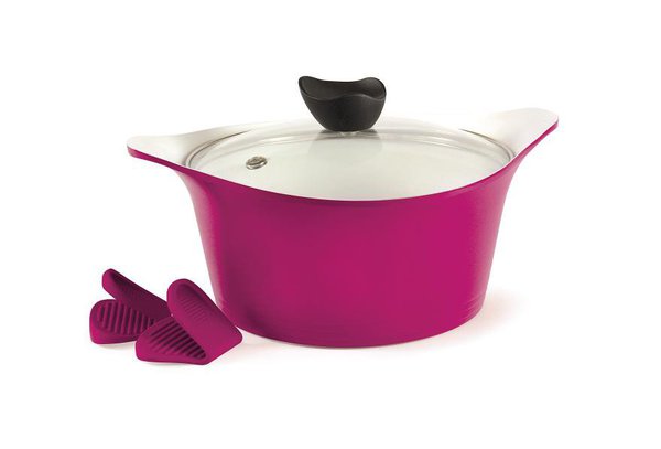 Enfin une cocotte qu’on ne voudra plus cacher au fond d’un placard. En céramique écologique, anti-adhérente, elle est disponible en 5 coloris. Adaptée à l’induction. Diamètre 24 cm. 70 €. MyCocotte. Cookut.