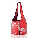 Original, un seau à Champagne aux allures de sac à main orné de gravures représentant des carpes. H 36,3 x L 19,7 x P 19,7 cm. 955 €. Sossö. Orfèvrerie d’Anjou. www.lorfevreriedanjou.com