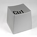 Pour les geeks, en pouf en MDF. 40 x 40 x 40 cm. 125 €. Pouf CTRL. Korb by Amadeus. www.amadeus-online.net