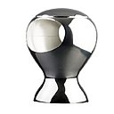 Ce drôle d’objet est un seau à champagne en étain poli, pour 1 à 5 bouteilles. 32 x 32 cm. 414 €. Design Eric Berthès. Seau à Champagne Triples Sö par l’Orfèvrerie d’Anjou. Lessisrare. www.lessisrare.fr