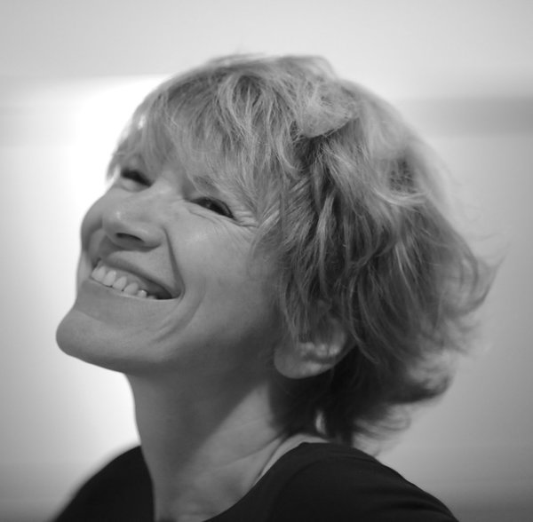 Designer reconnue, Angie Anakis crée des espaces et aménage des lieux contemporains avec une réelle approche ergonomique.