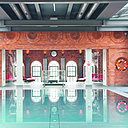 La magnifique piscine perchée sur le toit de l'hôtel.