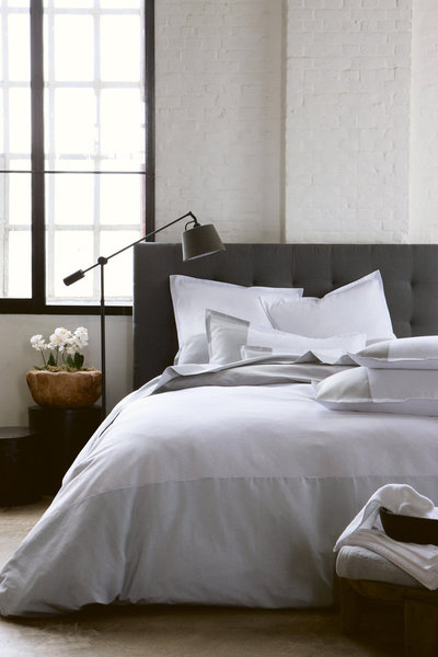 Une parure en lin et coton mélangé. Bicolore avec jour échelle. La housse de couette à partir de 144 €. Linge de lit Gabin. Alexandre Turpault. www.alexandre-turpault.com/