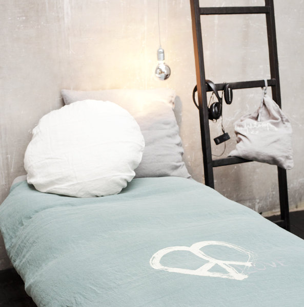Du lin pour junior. La housse de couette de 140 x 200 cm : 158 €. Junior fille. Bed and Philosophy. www.bedandphilosophy.com