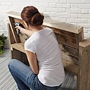 Etape 5 : Rassembler les planches qui formeront l’arrière du banc, les poser au sol, les serrer avec des serres-joints, afin de s’assurer qu’elles soient bien alignées les unes par rapport aux autres. Visser les deux lambourdes de chaque côté (les moins larges) en veillant à ce qu’elles soient bien alignées avec les planches. Ensuite, visser la longue lambourde sur le haut de l’arrière du banc. Prendre à présent l’arrière du banc assemblé, et le visser de chaque côté, avec l’inclination désirée (13° ici)