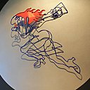 Dans les toilettes, une œuvre d’un artiste ami, un mobile à base de métal.