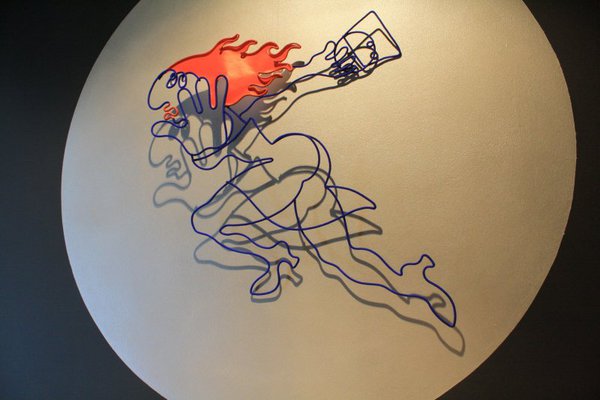 Dans les toilettes, une œuvre d’un artiste ami, un mobile à base de métal.