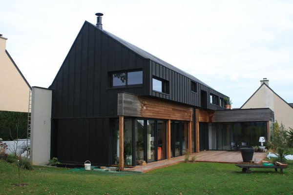 La serre qui abrite une future chambre d’ami est en polycarbonate triple paroi.