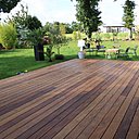 La maison à ossature bois en pin douglas est recouverte d’un bardage en red cedar et prolongée par une terrasse en bois exotique, le "cumaru", une essence en provenance du Brésil et présentant de nombreuses similitudes avec l'ipé (résistance, dureté).