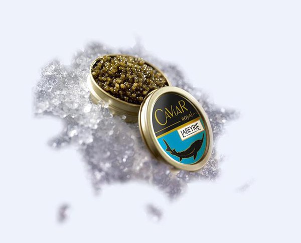 Aujourd’hui, le caviar d’élevage représente 90% de la production mondiale, mais le meilleur vient d’esturgeons élevés en eau vive pour recréer les conditions originelles. Caviar Royal.