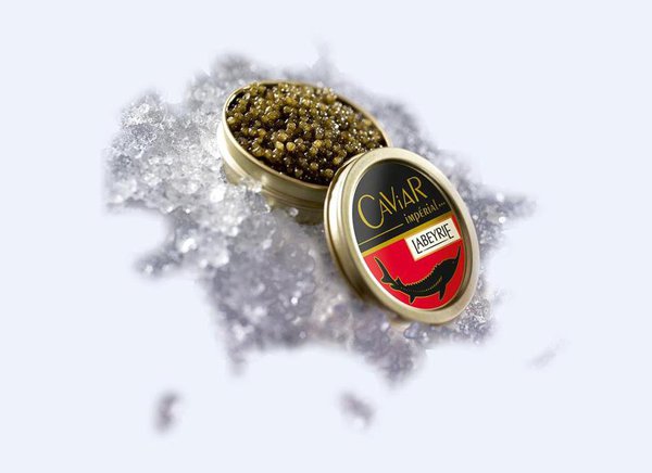 Champagne ou vodka avec le caviar ? Deux écoles s’affrontent. Le champagne excite les papilles tandis que la vodka glacée les anesthésie. A vous de choisir… Caviar Impérial.
