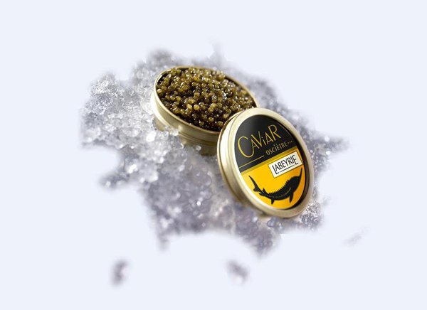Iodé à souhait, long en bouche, la saveur marine d’un caviar mordoré ouvre la porte à un rêve luxueux et gourmand. Caviar Osciètre.