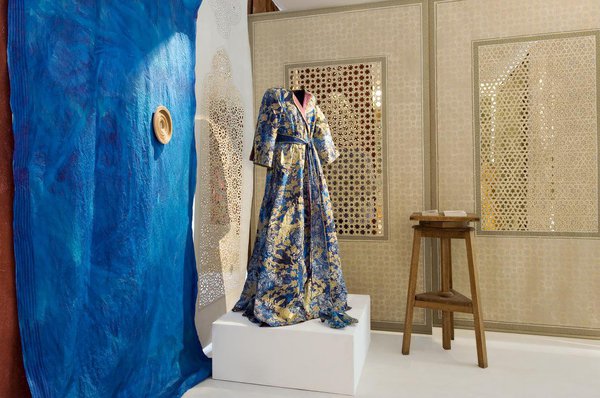 La similitude de leurs parcours prend forme dans cette exposition onirique et colorée qui a « Fortuny par Isabelle de Borchgrave : Un monde de papier ».