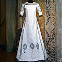 Au travers du prisme de son imagination, Isabelle concrétise un rêve en interprétant à sa façon l’atmosphère de Mariano Fortuny (1871-1949), lui-même peintre, photographe, créateur de vêtements et de costumes, de meubles, de scénographies et d’éclairages pour le théâtre.