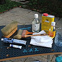 Fournitures et outillages : brosse à patiner, brosse de pouce, spalter 80, chiffon en coton blanc non pelucheux, essence de térébenthine, huile de lin, siccatif, tube à l’huile pour artiste, pot en plastique.