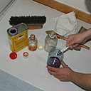 Etape 1 : Dans un pot préparer un glacis à l’huile composé de 3 volumes d’essence de térébenthine, 1 volume d’huile de lin, quelques gouttes de siccatif qui va servir à accélérer le temps de séchage. En dernier, ajouter, au glacis à l’huile, la couleur en tube dite « pour artiste » (couleur au choix, dans notre cas : bleu outremer), et bien mélanger avec la brosse de pouce. Il faut savoir qu’avec 1litre de glacis à l’huile, il est possible de couvrir plus ou moins 20 m².