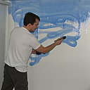 Etape 2 : Commencer par badigeonner le mur à la brosse de pouce, en tous sens et de façon irrégulière, en commençant par le haut et en allant vers le bas. Le glacis étant très fluide, il est important de travailler assez rapidement sans trop appuyer sur l’outil, afin d’éviter de grosses coulures, et surtout de ne pas trop éclabousser. Travailler pan de mur par pan de mur.