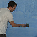 Etape 3 : Une fois le mur couvert, prendre un spalter et lisser le glacis coloré de droite à gauche, tout en commençant par le bas du support. Repasser plusieurs fois avec le spalter sur le glacis afin de d’obtenir un aspect tendu.