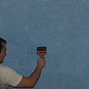 Etape 4 : Terminer le travail de lissage en tirant, toujours au spalter, le glacis verticalement de bas en haut, en allant de droite à gauche. Finir par un dernier passage de haut en bas, en appuyant sur l’outil, obtenant ainsi un effet très légèrement cordé.