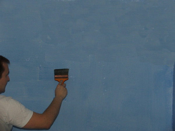 Etape 4 : Terminer le travail de lissage en tirant, toujours au spalter, le glacis verticalement de bas en haut, en allant de droite à gauche. Finir par un dernier passage de haut en bas, en appuyant sur l’outil, obtenant ainsi un effet très légèrement cordé.