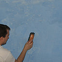 Etape 5 : A l’aide d’une brosse à patiner, pocher l’ensemble du mur de haut en bas ; le geste doit être régulier en tapotant et en avançant à vitesse constante. Le rendu doit avoir un aspect très légèrement granuleux et finement serré.