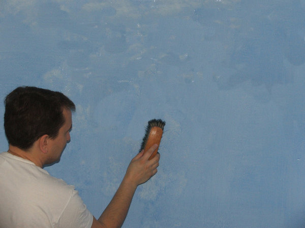 Etape 5 : A l’aide d’une brosse à patiner, pocher l’ensemble du mur de haut en bas ; le geste doit être régulier en tapotant et en avançant à vitesse constante. Le rendu doit avoir un aspect très légèrement granuleux et finement serré.