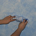 Etape 6 : Avec un chiffon en coton non pelucheux et un peu raide, dérouler à deux mains sur la surface murale en faisant des zigzags de haut en bas, créant ainsi une empreinte donnant l’aspect du parchemin.