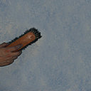 Etape 8 : Sans attendre, repasser la brosse à patiner sur l’ensemble du mur afin, cette fois-ci, d’adoucir l’aspect général de la patine et de donner un rendu final subtilement fondu, tout en étant nuagé. Utiliser la brosse à patine sans trop appuyer, et du bout des soies de l’outil. Laisser sécher 14 heures et appliquer au rouleau deux couches de vernis glycérophtalique (huile) incolore d’aspect mat ou ciré. Le temps de séchage entre deux couches de vernis est de 12 heures.