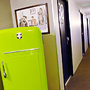 Frigidaires «  vintage » aux étages avec eaux et boissons soft offertes.