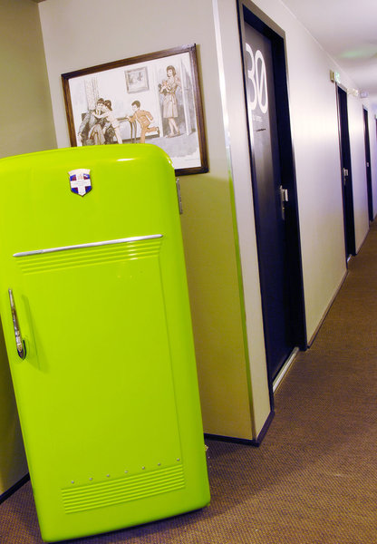 Frigidaires «  vintage » aux étages avec eaux et boissons soft offertes.